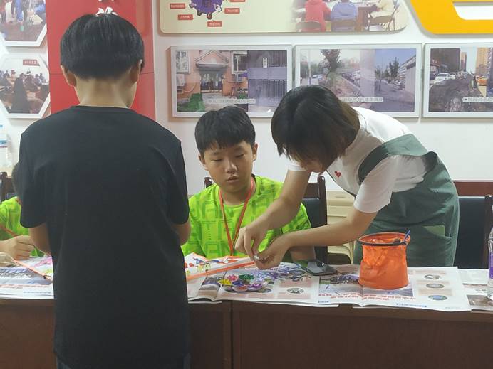 说明: C:\Users\Administrator\Desktop\新闻稿\“青春同行”项目 “创造‘N’次方”第二期新闻稿 20190715\“青春同行”项目 “创造‘N’次方”手工小组活动照片\HYKA9IAI%}~ID)$M6E@~AHB.jpg